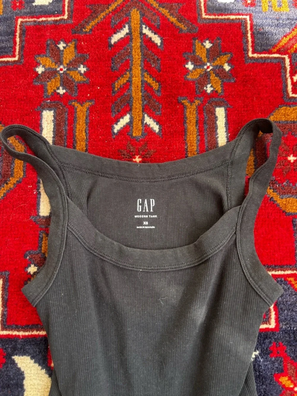 GAP Black Ribbed Tank Top - Picture 2 of 3